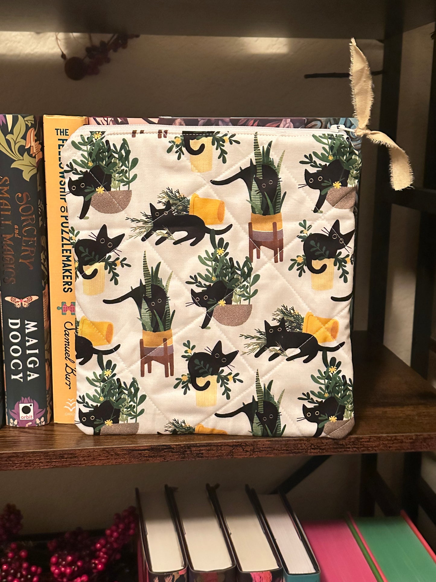 Book Sleeve (Fits Kindle Paperwhite) Black Cats in Plants